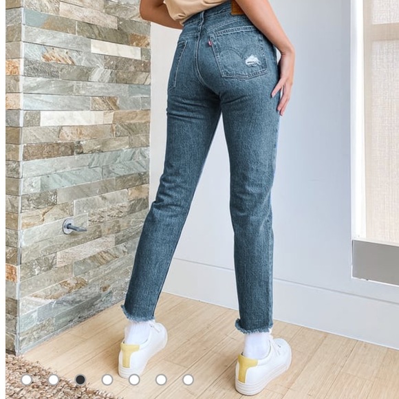 Levi's Wedgie Icon Fit Medium Distressed Jean - Picture 3 of 12